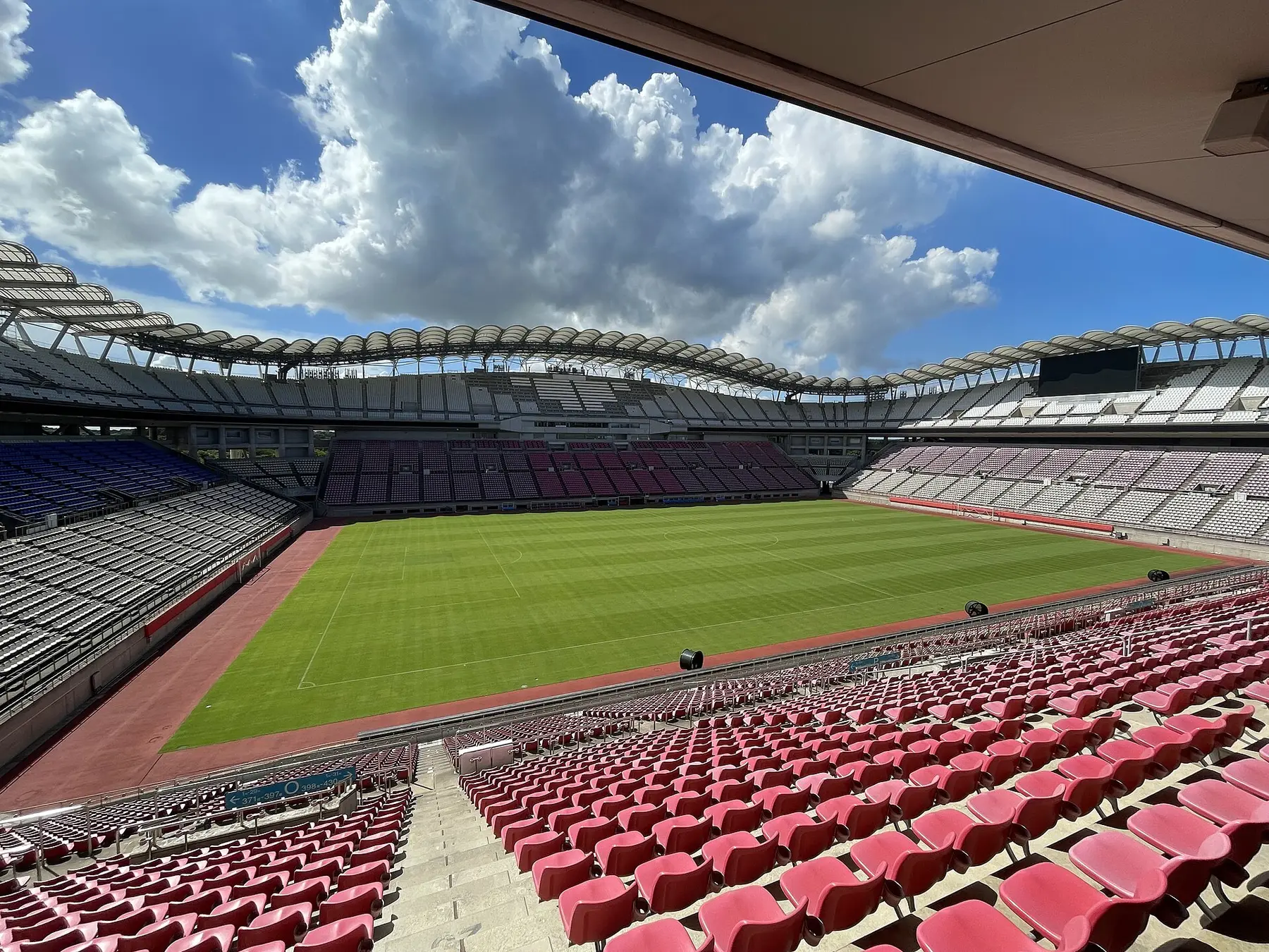 Tribunes rouges d'un stade sous un ciel dégagé