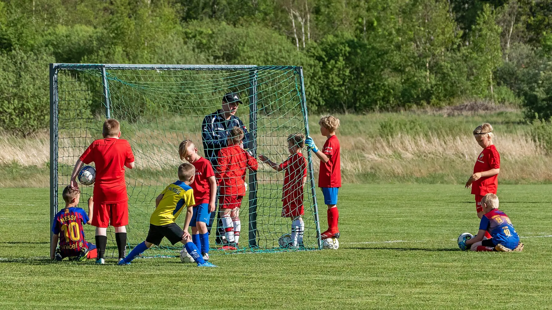 Jeunes joueurs en maillot rouge à l'entraînement